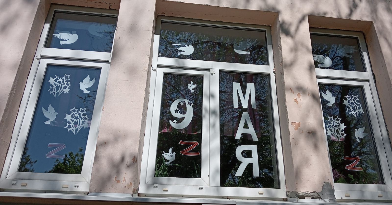 Активисты Движения Первых МБОУ «СОШ им. Гаджибабаева Э. Н.» приняли участие во Всероссийской акции «Окна Победы»..